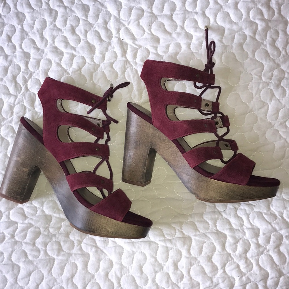 Hinge tie heeled sandal